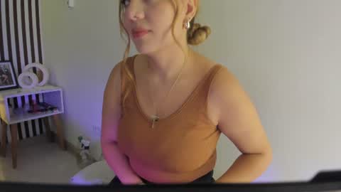 Snapshot of samaantha_white_ chatting on 07/15/26, 11:37 Samaantha online show from 07/15/26, 11:37