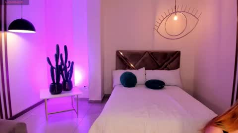 Snapshot of samanthaklein_ chatting on 10/20/25, 12:22 Samantha Klein online show from 10/20/25, 12:22