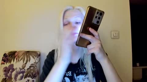 Snapshot of samanthamiasnik1 chatting on 12/17/25, 03:18 Samantha online show from 12/17/25, 03:18