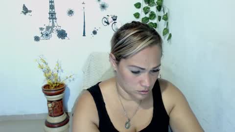 Snapshot of samira_lennox chatting on 01/20/25, 10:48 SAMIRA online show from 01/20/25, 10:48