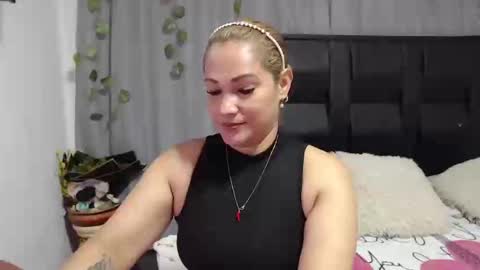 Snapshot of samira_lennox chatting on 09/20/25, 05:25 SAMIRA online show from 09/20/25, 05:25