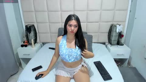 Snapshot of sammy_uwu1 chatting on 06/21/26, 02:41 Nice to meet you guys my name is Lina. online show from 06/21/26, 02:41