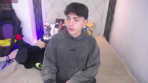 Snapshot of samu_foxxx chatting on 11/17/25, 08:03 SAMU online show from 11/17/25, 08:03