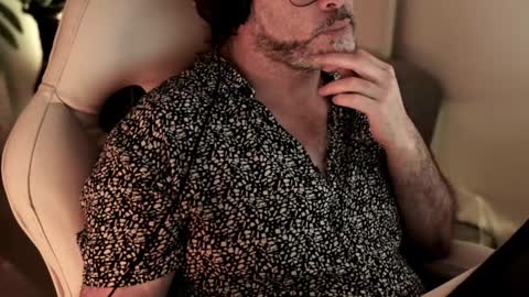 Snapshot of sanders_white chatting on 12/24/24, 05:27 Sanders online show from 12/24/24, 05:27