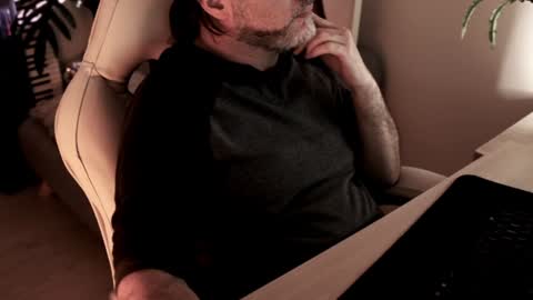 Snapshot of sanders_white chatting on 12/29/24, 01:56 Sanders online show from 12/29/24, 01:56