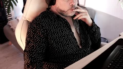 Snapshot of sanders_white chatting on 01/06/25, 01:53 Sanders online show from 01/06/25, 01:53