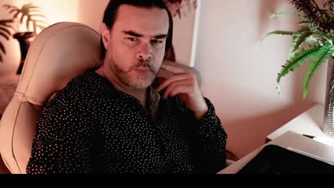 Snapshot of sanders_white chatting on 01/20/25, 05:37 Sanders online show from 01/20/25, 05:37