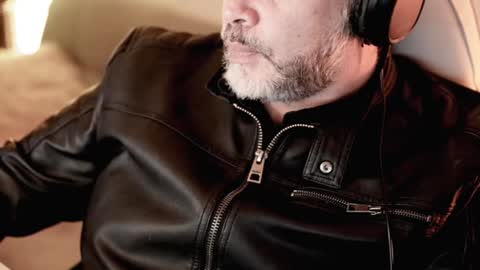 Snapshot of sanders_white chatting on 02/01/25, 01:34 Sanders online show from 02/01/25, 01:34