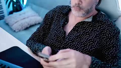 Snapshot of sanders_white chatting on 02/12/25, 02:45 Sanders online show from 02/12/25, 02:45