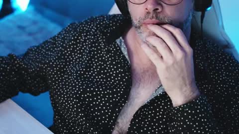 Snapshot of sanders_white chatting on 02/20/25, 03:01 Sanders online show from 02/20/25, 03:01