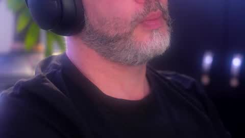 Snapshot of sanders_white chatting on 10/02/25, 12:17 Sanders online show from 10/02/25, 12:17