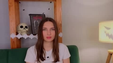 Isabel but you can call me Bella online show from 10/31/25, 12:44