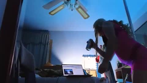 Sandra online show from 04/19/26, 10:14