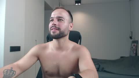 Snapshot of sandro_best chatting on 06/26/26, 11:14 DeAlex online show from 06/26/26, 11:14