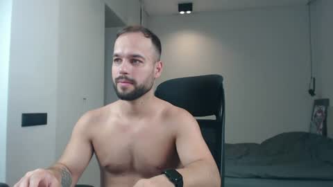 Snapshot of sandro_best chatting on 06/27/26, 09:14 DeAlex online show from 06/27/26, 09:14