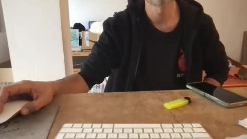 Snapshot of sandropertoni chatting on 10/13/25, 10:04 lucas online show from 10/13/25, 10:04