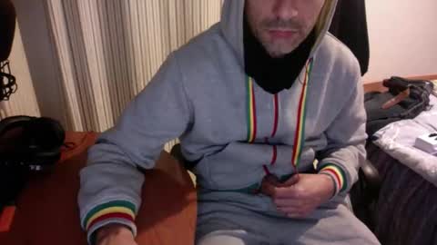 Snapshot of sandropertoni chatting on 12/19/25, 04:25 lucas online show from 12/19/25, 04:25