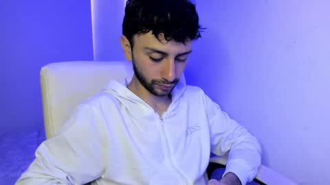 Snapshot of santi_mateo chatting on 01/19/25, 04:04 Santi online show from 01/19/25, 04:04