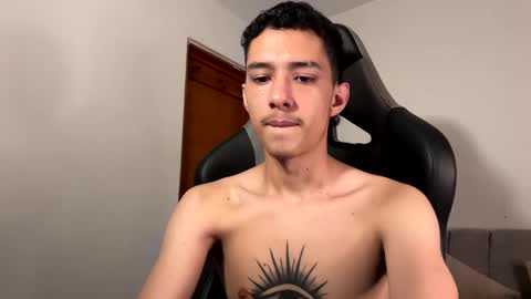 Snapshot of santi_twink19 chatting on 01/08/25, 04:11 santi_twink19 online show from 01/08/25, 04:11