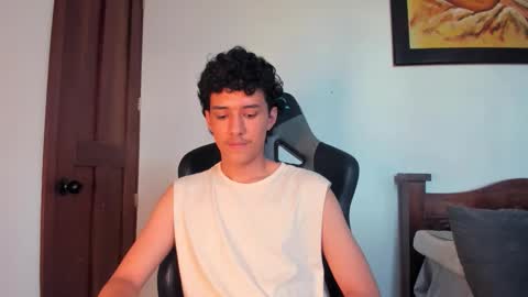 Snapshot of santi_twink19 chatting on 10/25/25, 09:53 santi_twink19 online show from 10/25/25, 09:53