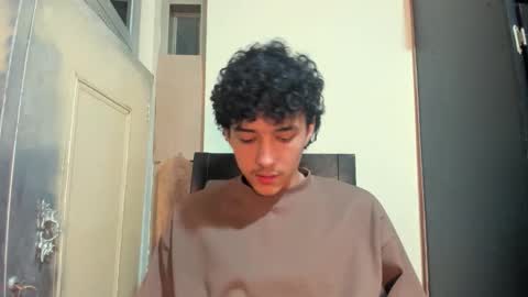 Snapshot of santi_twink19 chatting on 11/29/25, 05:43 santi_twink19 online show from 11/29/25, 05:43