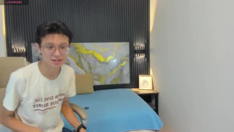 Snapshot of santiago_russo18 chatting on 10/30/25, 12:17 santiago_russo18 online show from 10/30/25, 12:17