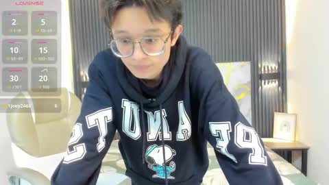 Snapshot of santiago_russo18 chatting on 11/21/25, 02:43 santiago_russo18 online show from 11/21/25, 02:43