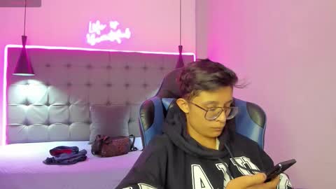 Snapshot of santiago_russo18 chatting on 02/24/26, 01:20 santiago_russo18 online show from 02/24/26, 01:20