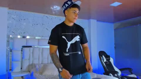 Snapshot of santiagoreyesft chatting on 10/16/25, 01:50 Santi Reyes online show from 10/16/25, 01:50