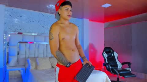 Snapshot of santiagoreyesft chatting on 10/21/25, 01:28 Santi Reyes online show from 10/21/25, 01:28