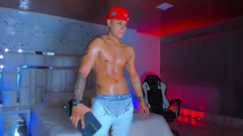 Snapshot of santiagoreyesft chatting on 10/24/25, 11:56 Santi Reyes online show from 10/24/25, 11:56