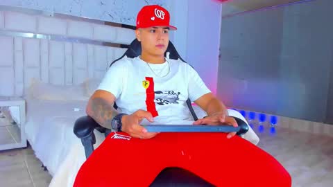 Snapshot of santiagoreyesft chatting on 11/28/25, 06:05 Santi Reyes online show from 11/28/25, 06:05