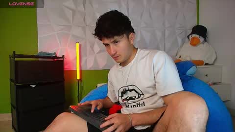 Snapshot of santyago_taylor chatting on 10/06/25, 07:22 Santyago online show from 10/06/25, 07:22