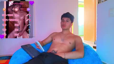 Snapshot of santyago_taylor chatting on 11/08/25, 02:28 Santyago online show from 11/08/25, 02:28