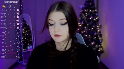 Snapshot of sapphiresiren_ chatting on 12/18/25, 05:41 Ulyana online show from 12/18/25, 05:41