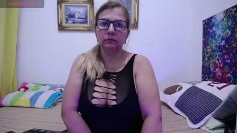 Snapshot of sara211 chatting on 06/14/26, 02:24 sara online show from 06/14/26, 02:24