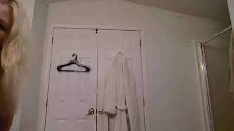 Snapshot of sara9920 chatting on 04/11/26, 11:42 sara9920 online show from 04/11/26, 11:42