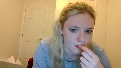 Snapshot of sara9920 chatting on 04/14/26, 08:15 sara9920 online show from 04/14/26, 08:15