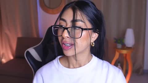 Snapshot of sara_albrecht chatting on 01/21/25, 03:21 Sara online show from 01/21/25, 03:21