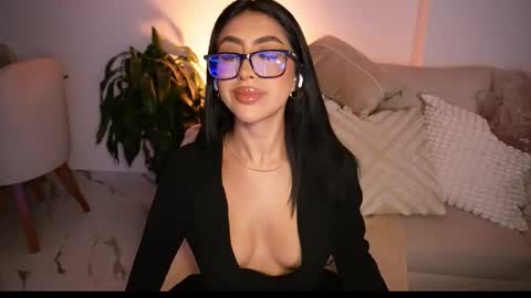 Snapshot of sara_albrecht chatting on 11/15/25, 03:37 Sara online show from 11/15/25, 03:37