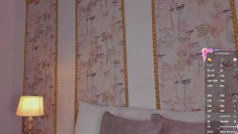 Snapshot of sara_castro24 chatting on 11/19/25, 07:25 Sara online show from 11/19/25, 07:25