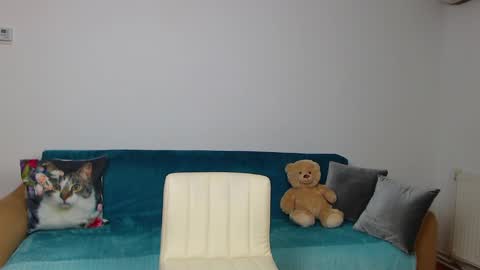 Im Sara I am happy to be here  online show from 01/22/25, 09:10