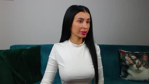 Im Sara I am happy to be here  online show from 10/04/25, 05:22