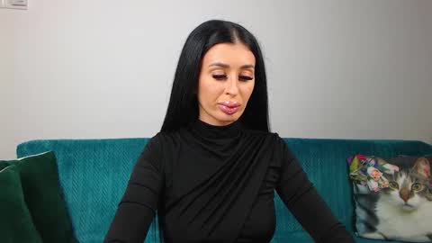 Im Sara I am happy to be here  online show from 12/14/25, 05:29