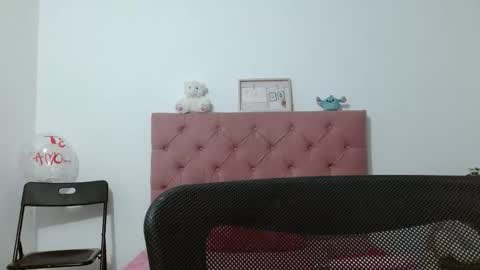 Snapshot of sara_f_w chatting on 12/17/25, 01:22 Sara online show from 12/17/25, 01:22