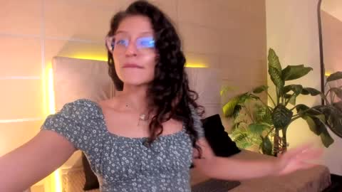 Snapshot of sara_mac_ chatting on 04/16/26, 12:50 Sara online show from 04/16/26, 12:50