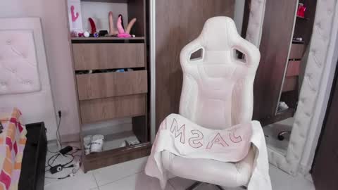 Snapshot of sara_martin_ chatting on 01/16/25, 09:40 sara online show from 01/16/25, 09:40