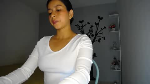 Snapshot of sara_tris chatting on 12/05/24, 12:52 Sara online show from 12/05/24, 12:52