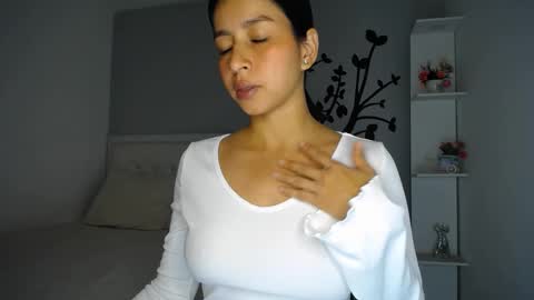 Snapshot of sara_tris chatting on 09/19/25, 01:18 Sara online show from 09/19/25, 01:18