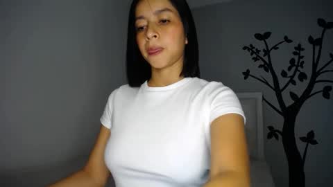 Snapshot of sara_tris chatting on 11/18/25, 01:33 Sara online show from 11/18/25, 01:33